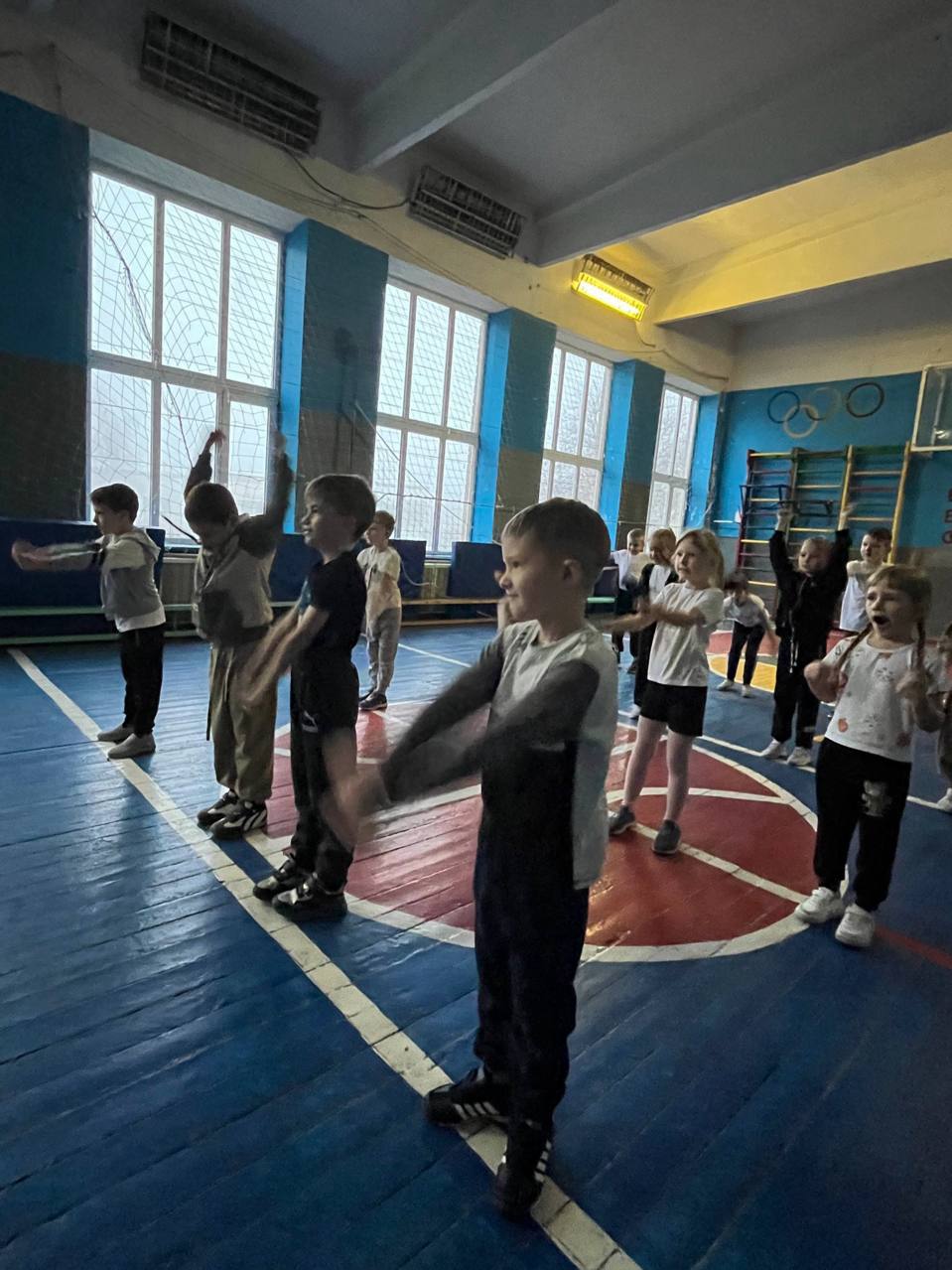 ЮНАРМЕЙСКАЯ ЗАРЯДКА. Юнармейцы отряда ВПК «Пламя» штаба местного отделения городского округа Харцызска СШ № 4, ученики из 9-А класса Муляр Анастасия, Бесчаснов Давид, Мокровуз Виктория, Воробьев Сергей, Уманец Алина, перед... ЮНАРМЕЙСКАЯ ЗАРЯДКА. Юнармейцы отряда ВПК «Пламя» штаба местного отделения городского округа Харцызска СШ № 4, ученики из 9-А класса Муляр Анастасия, Бесчаснов Давид, Мокровуз Виктория, Воробьев Сергей, Уманец Алина, перед...