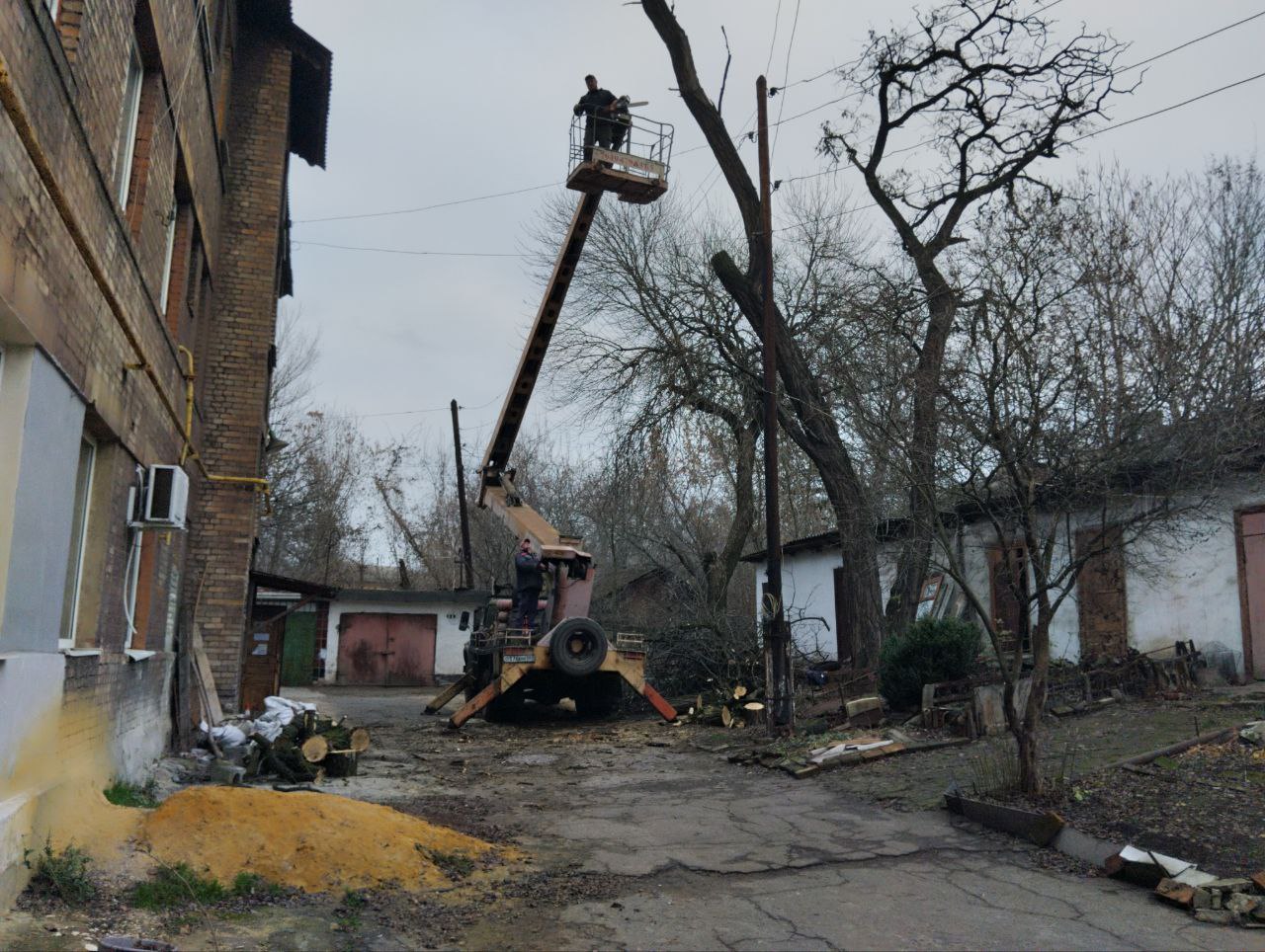 4 декабря, с целью обеспечения безопасности жизнедеятельности населения и предупреждения возникновения аварийных ситуаций были проведены работы по удалению аварийных деревьев возле дома № 53 по ул. Кирова 4 декабря, с целью обеспечения безопасности жизнедеятельности населения и предупреждения возникновения аварийных ситуаций были проведены работы по удалению аварийных деревьев возле дома № 53 по ул. Кирова