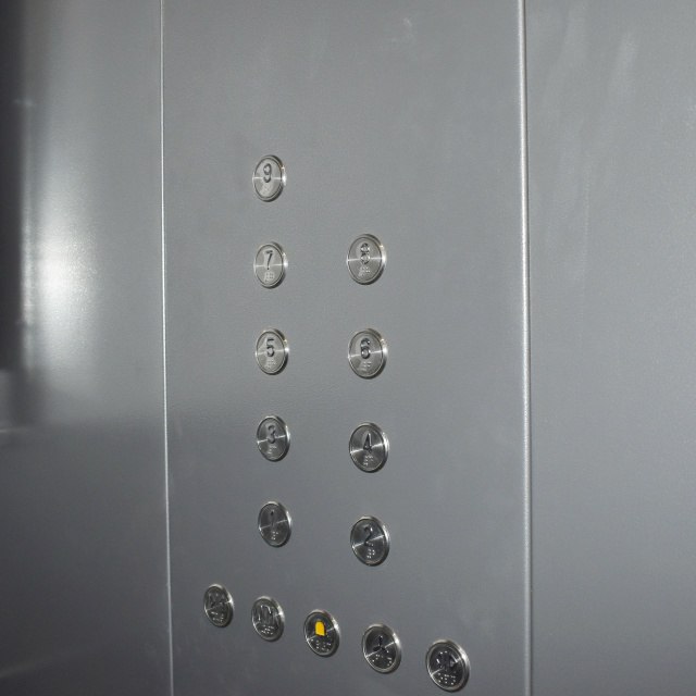 В Кировском установили два новых лифта