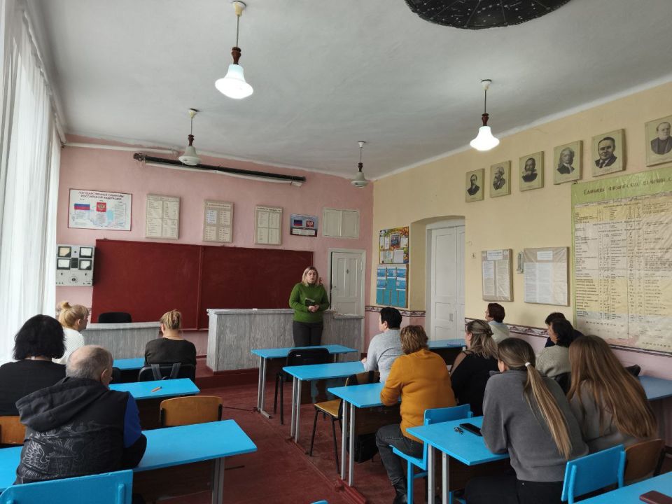 Сегодня управляющий делами Администрации Тельмановского округа провела встречу с трудовым коллективом Мичуринской школы