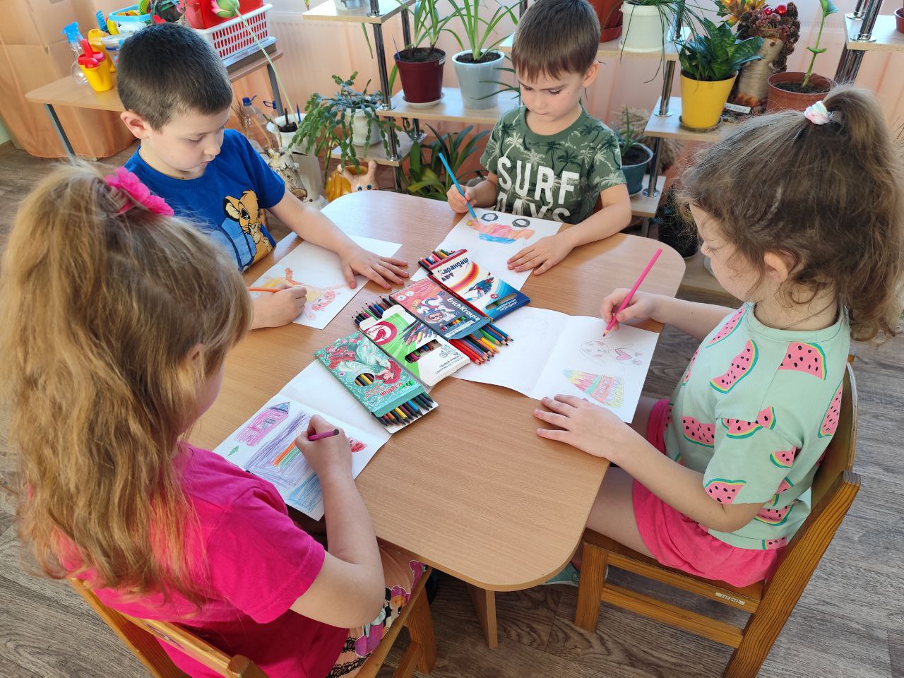 Дети старшей и подготовительной групп ГКДОУ «Детский сад №4 «Сказка» г.о. Дебальцево приняли участие в новогодней акции «Письмо Деду Морозу» Дети старшей и подготовительной групп ГКДОУ «Детский сад №4 «Сказка» г.о. Дебальцево приняли участие в новогодней акции «Письмо Деду Морозу»