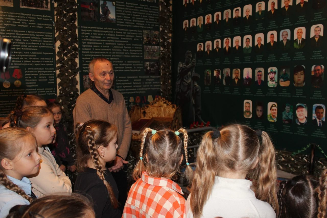 В Комсомольское прошла встреча с членами семьи погибшего участника СВО В Комсомольское прошла встреча с членами семьи погибшего участника СВО