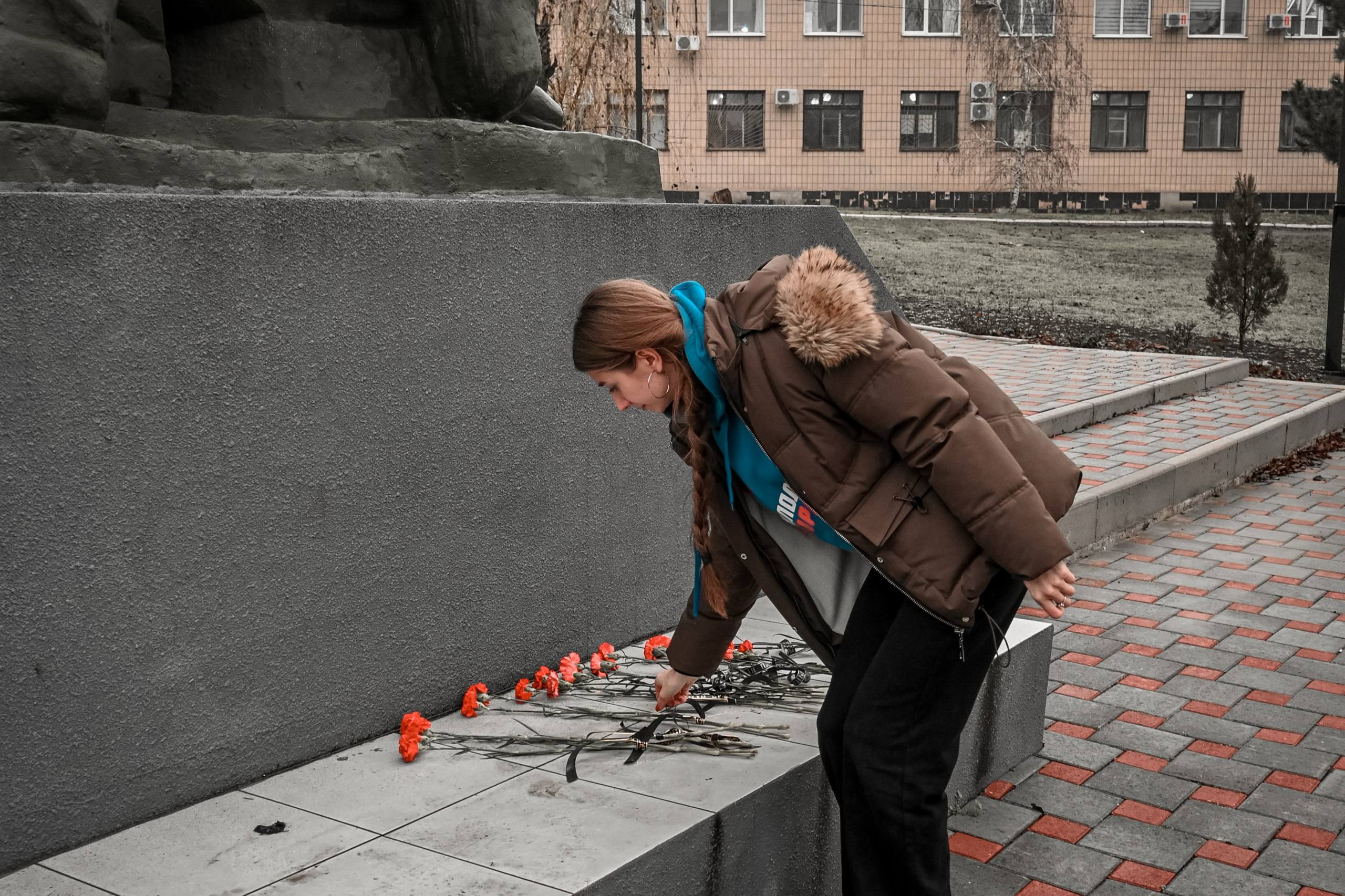 Помним наших героев. Активисты Молодёжки совместно с военнослужащими Росгвардии и отделом молодёжи, спорта и туризма возложили цветы к памятнику в День Неизвестного Солдата Помним наших героев. Активисты Молодёжки совместно с военнослужащими Росгвардии и отделом молодёжи, спорта и туризма возложили цветы к памятнику в День Неизвестного Солдата