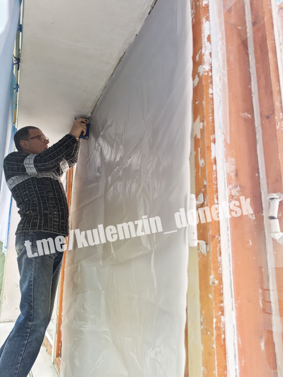 Алексей Кулемзин: Работники Единого регионального фонда по управлению МКД по ДНР и специалисты Дворца культуры «Горняк» устраняют последствия варварской ночной атаки БПЛА в Куйбышевском районе Алексей Кулемзин: Работники Единого регионального фонда по управлению МКД по ДНР и специалисты Дворца культуры «Горняк» устраняют последствия варварской ночной атаки БПЛА в Куйбышевском районе