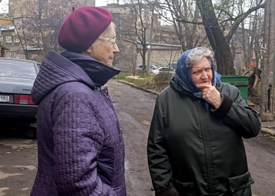 Руководитель управы Куйбышевского района Иван Адамец вместе с депутатами Донецкого горсовета Германом Полуниным, Сергеем Остапенко и Валерием Солодовниковым провели встречу с жителями дома № 28 по улице Сомова Руководитель управы Куйбышевского района Иван Адамец вместе с депутатами Донецкого горсовета Германом Полуниным, Сергеем Остапенко и Валерием Солодовниковым провели встречу с жителями дома № 28 по улице Сомова