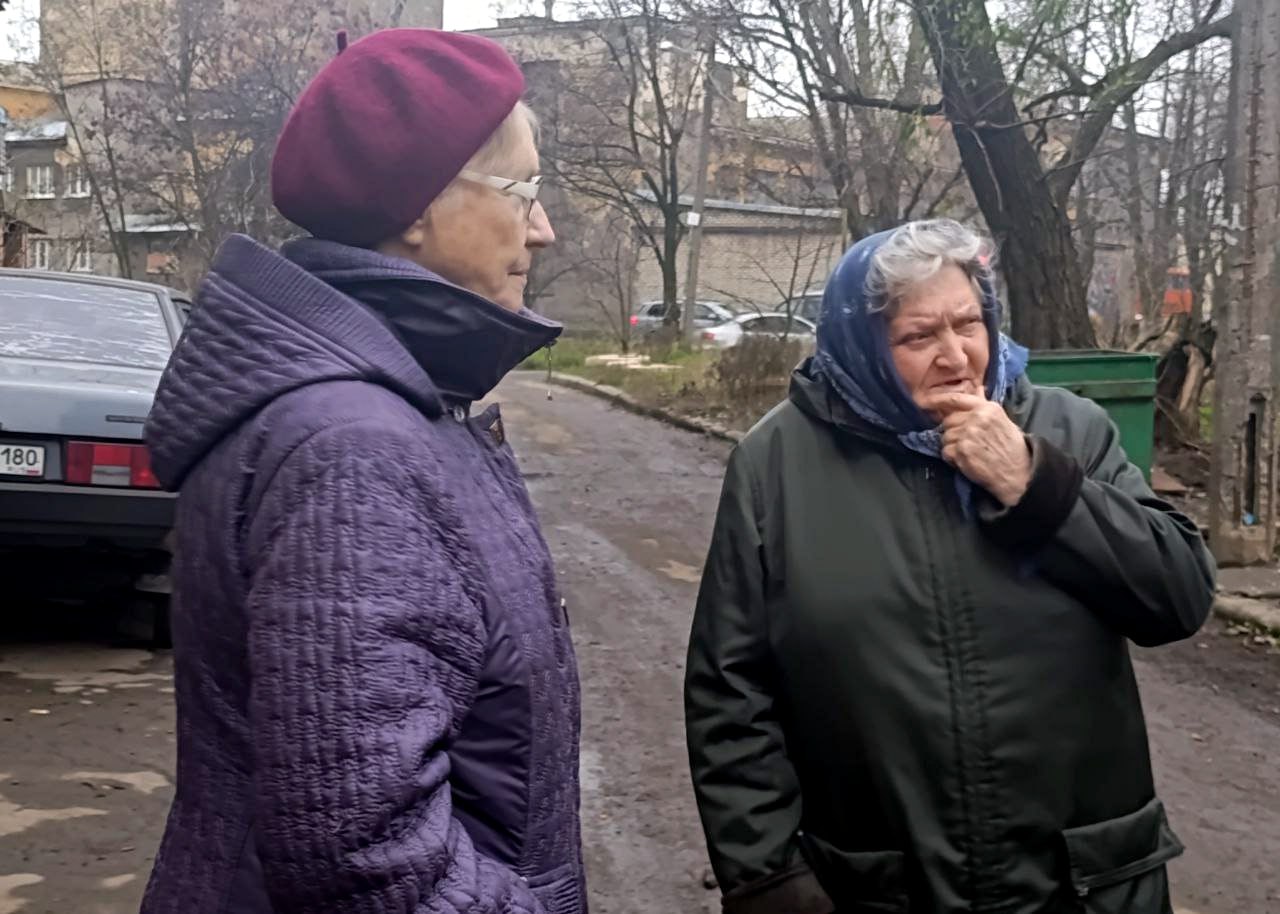 Руководитель управы Куйбышевского района Иван Адамец вместе с депутатами Донецкого горсовета Германом Полуниным, Сергеем Остапенко и Валерием Солодовниковым провели встречу с жителями дома № 28 по улице Сомова Руководитель управы Куйбышевского района Иван Адамец вместе с депутатами Донецкого горсовета Германом Полуниным, Сергеем Остапенко и Валерием Солодовниковым провели встречу с жителями дома № 28 по улице Сомова