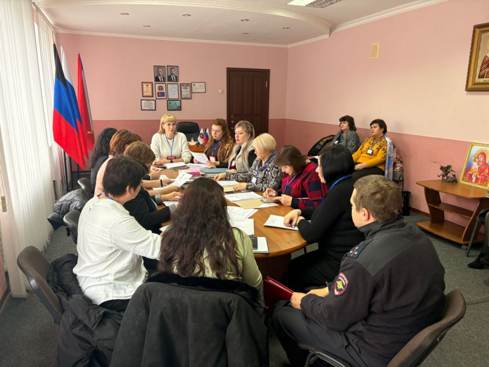 Александр Пеняев: 04 декабря 2025г. в администрации Ясиноватского муниципального округа состоялось заседание комиссии по делам несовершеннолетних и защите их прав на территории Ясиноватского муниципального округа