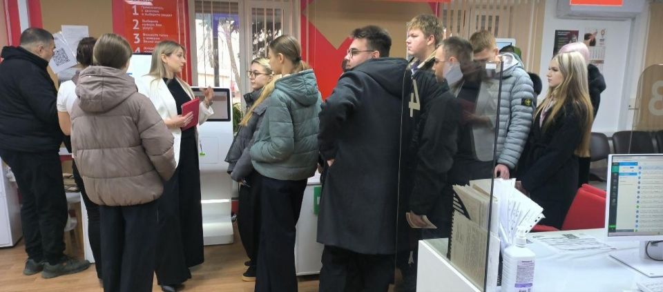 В Амвросиевском округе прошла профориентация в МФЦ для школьников В Амвросиевском округе прошла профориентация в МФЦ для школьников