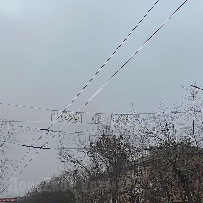 Гирлянды, иллюминация, световые элементы: к Новому году Горловку украшают, но елку ставить не будут Гирлянды, иллюминация, световые элементы: к Новому году Горловку украшают, но елку ставить не будут