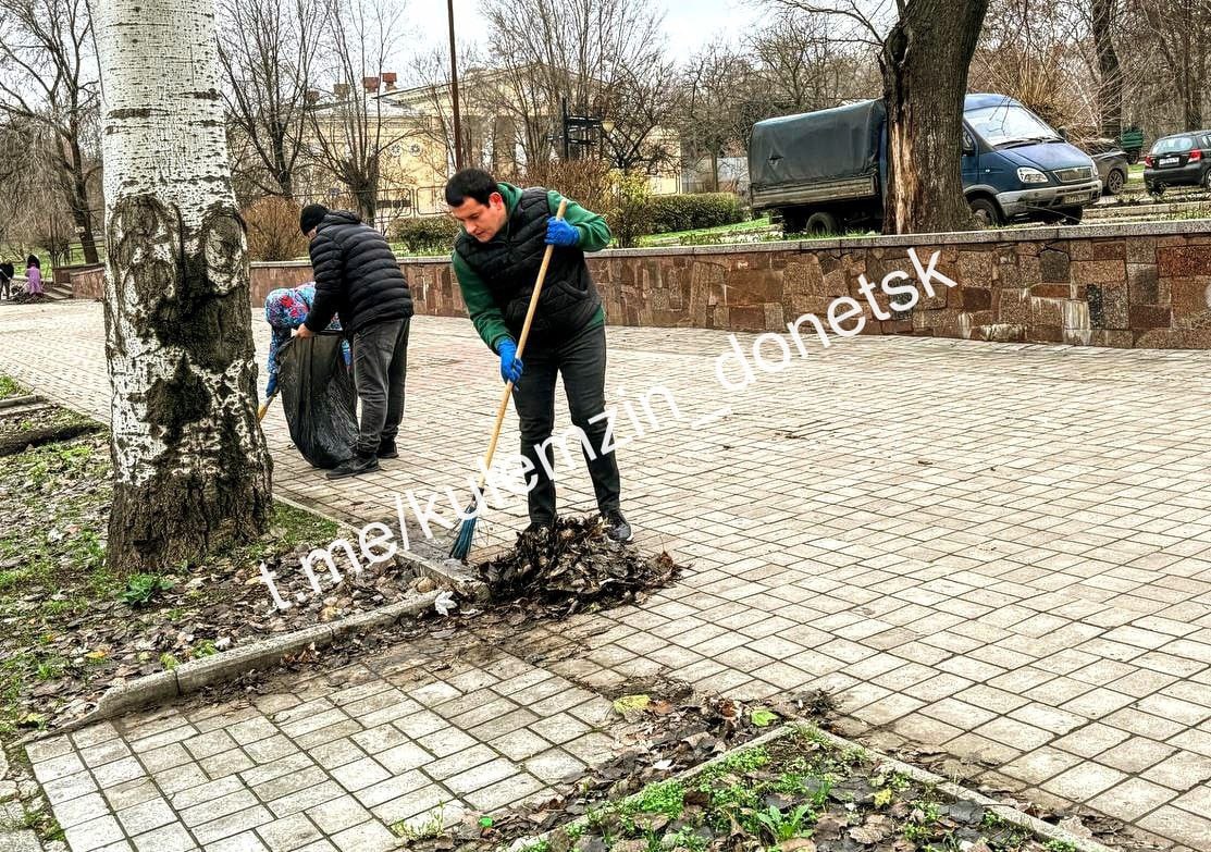 Сегодня представители управления по физической культуре и спорту, сотрудники Дворца спорта «Шахтёр», спортивной школы № 6 внесли свой вклад в традиционную экологическую акцию «Чистый четверг» Сегодня представители управления по физической культуре и спорту, сотрудники Дворца спорта «Шахтёр», спортивной школы № 6 внесли свой вклад в традиционную экологическую акцию «Чистый четверг»