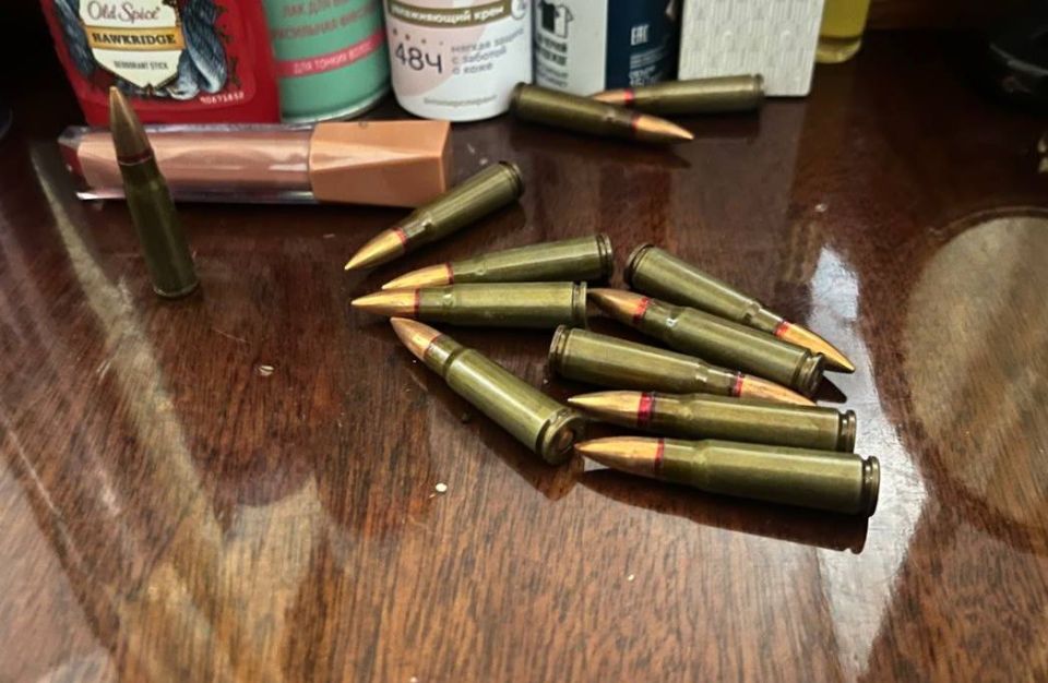 Сотрудники полиции изъяли наркотики, боеприпасы и взрывчатые вещества у жителя Донецка Сотрудники полиции изъяли наркотики, боеприпасы и взрывчатые вещества у жителя Донецка