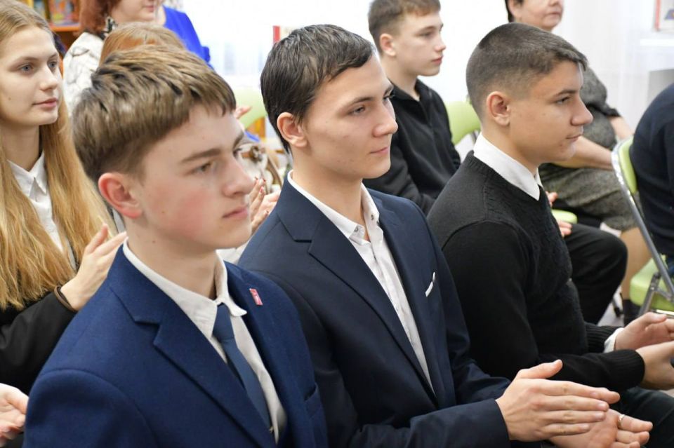Волонтеры - это люди большой души, с бесконечным добром, целью которых, является не просто жить, а приносить пользу окружающим, ничего не ожидая взамен Волонтеры - это люди большой души, с бесконечным добром, целью которых, является не просто жить, а приносить пользу окружающим, ничего не ожидая взамен