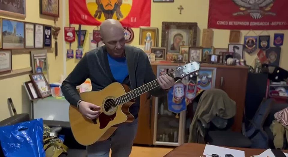 Пару лет назад эту песню собственного сочинения Андрей исполнил для нас, посвятив ее волонтёрам!