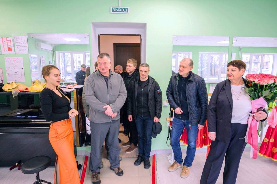 Марат Хуснуллин пообщался сегодня с жителями Мариуполя и побывал в восстановленной школе искусств Марат Хуснуллин пообщался сегодня с жителями Мариуполя и побывал в восстановленной школе искусств