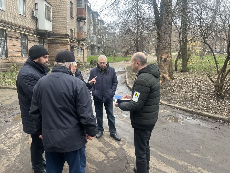 Продолжаются сходы с жителями Ленинского района города Донецка Продолжаются сходы с жителями Ленинского района города Донецка