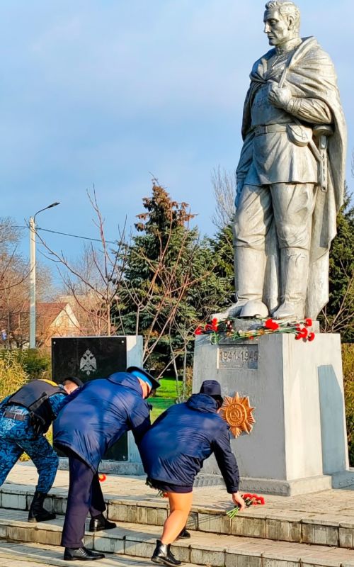 Сотрудники Отделения судебных приставов по Амвросиевскому району почтили память Неизвестного Солдата Сотрудники Отделения судебных приставов по Амвросиевскому району почтили память Неизвестного Солдата