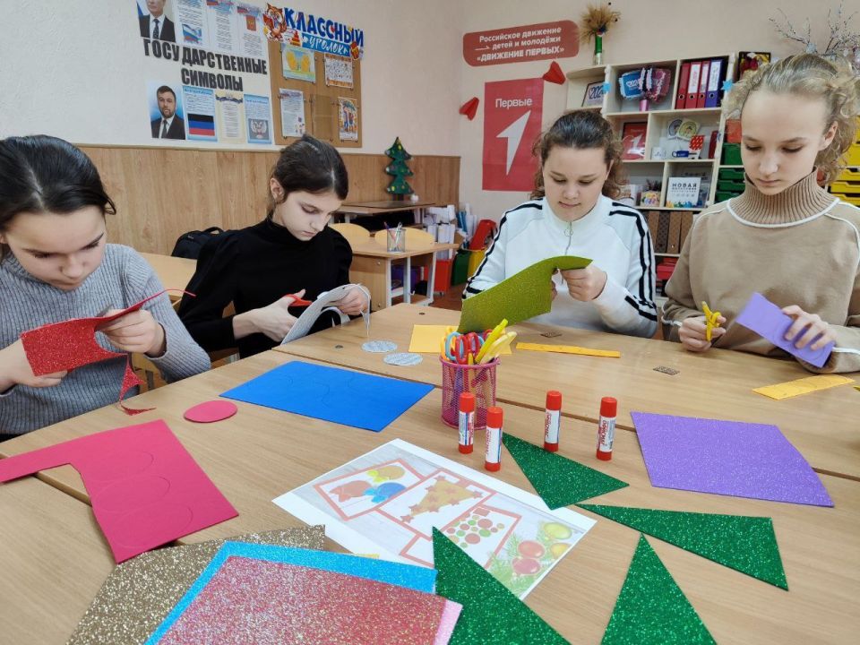 Сделаем праздник ярче: школьники создают новогоднее чудо для маленьких пациентов Сделаем праздник ярче: школьники создают новогоднее чудо для маленьких пациентов