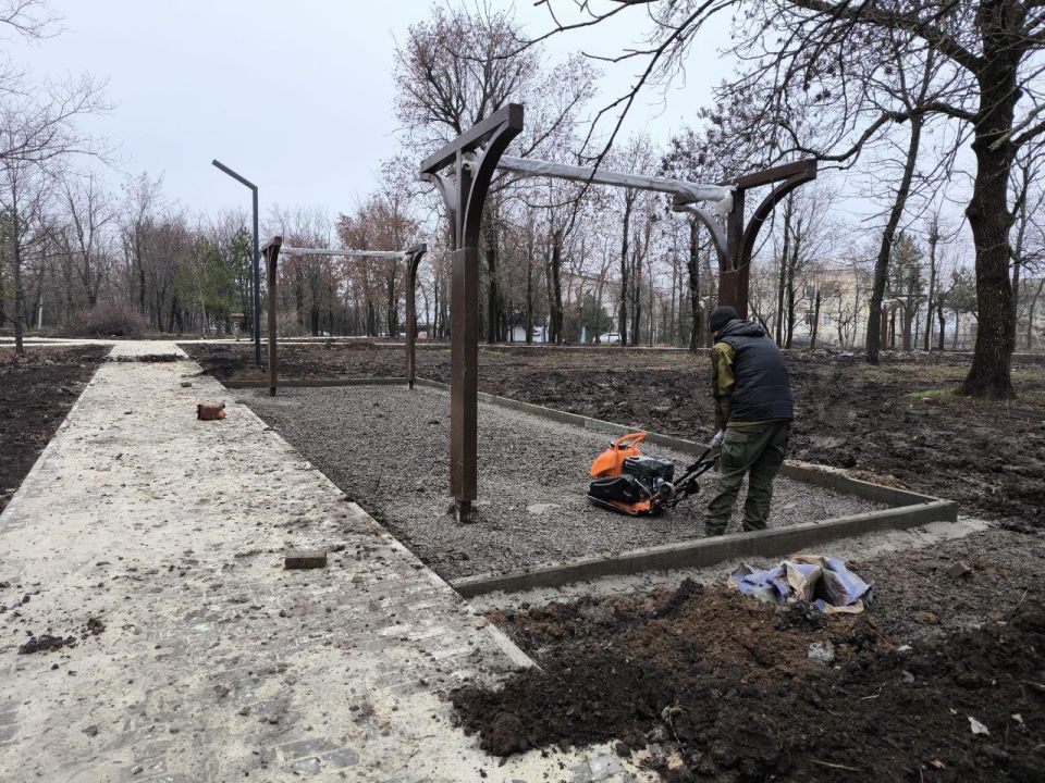 Якутия устанавливает качели в парке Докучаевска Якутия устанавливает качели в парке Докучаевска