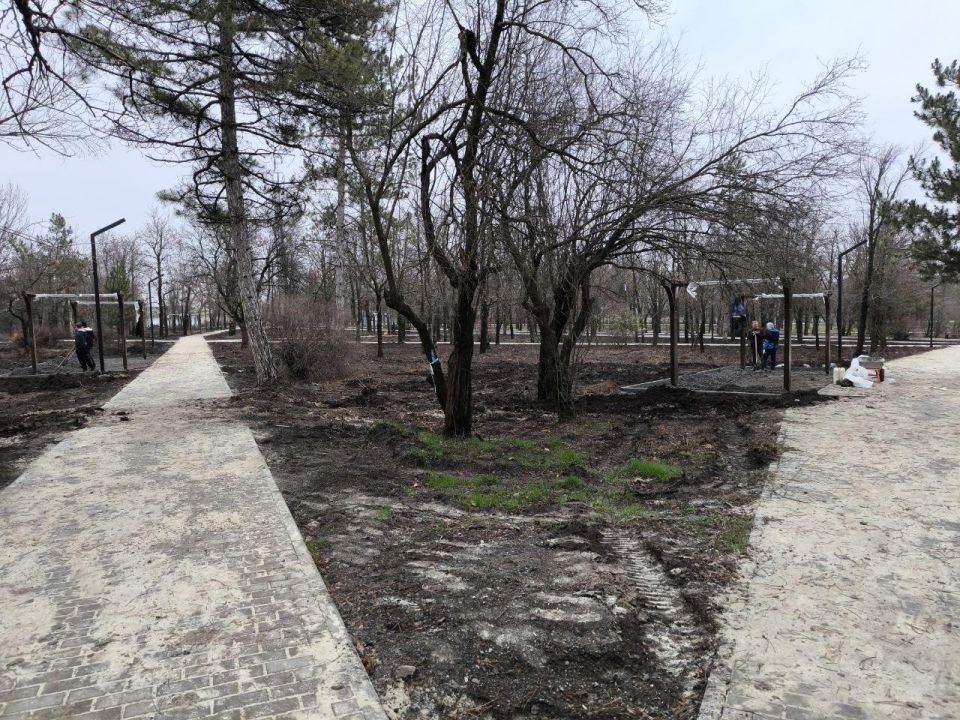 Якутия устанавливает качели в парке Докучаевска Якутия устанавливает качели в парке Докучаевска