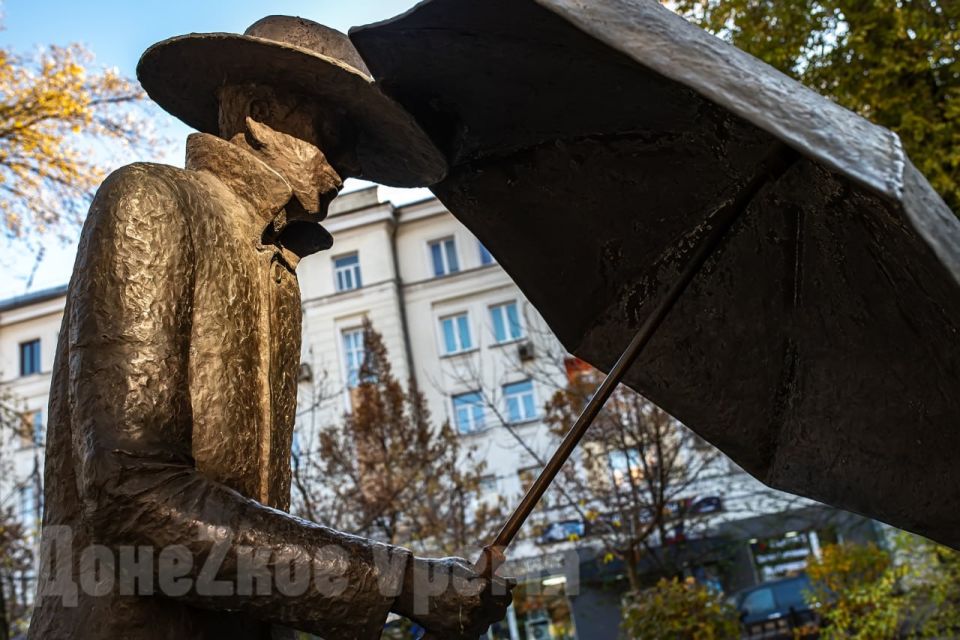 Жанровые скульптуры и памятники Донецка: мирный “Друг” появился в разгар военных действий Жанровые скульптуры и памятники Донецка: мирный “Друг” появился в разгар военных действий