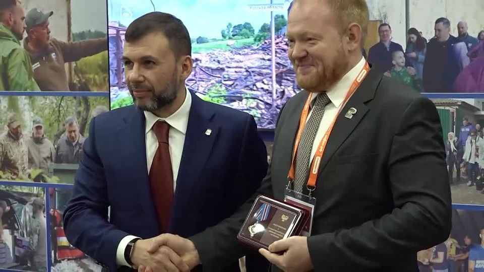 Сегодня, в День волонтера, на площадке международного форума #МЫ ВМЕСТЕ Глава ДНР Денис Пушилин вручил государственные награды работникам Центрального исполкома партии «Единая Россия», которые все эти годы нам помогают