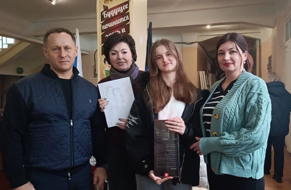 Александр Пеняев: С большим удовольствием поздравили вместе с председателем муниципального совета Анной Бондарь наших талантливых детей – победителей конкурса рисунков, который инициировало Женское движение «Единой России» в... Александр Пеняев: С большим удовольствием поздравили вместе с председателем муниципального совета Анной Бондарь наших талантливых детей – победителей конкурса рисунков, который инициировало Женское движение «Единой России» в...