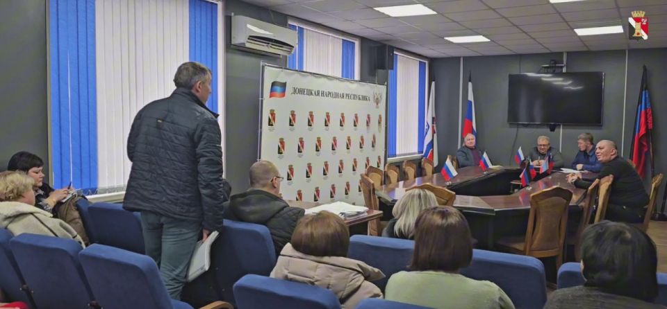 Игорь Мартынов: Сегодня состоялось очередное важное совещание с прокурором города Енакиево Антоном Агафоновым, руководителем Единого фонда по управлению МКД ДНР Евгением Смирновым, а также представителями администрации...