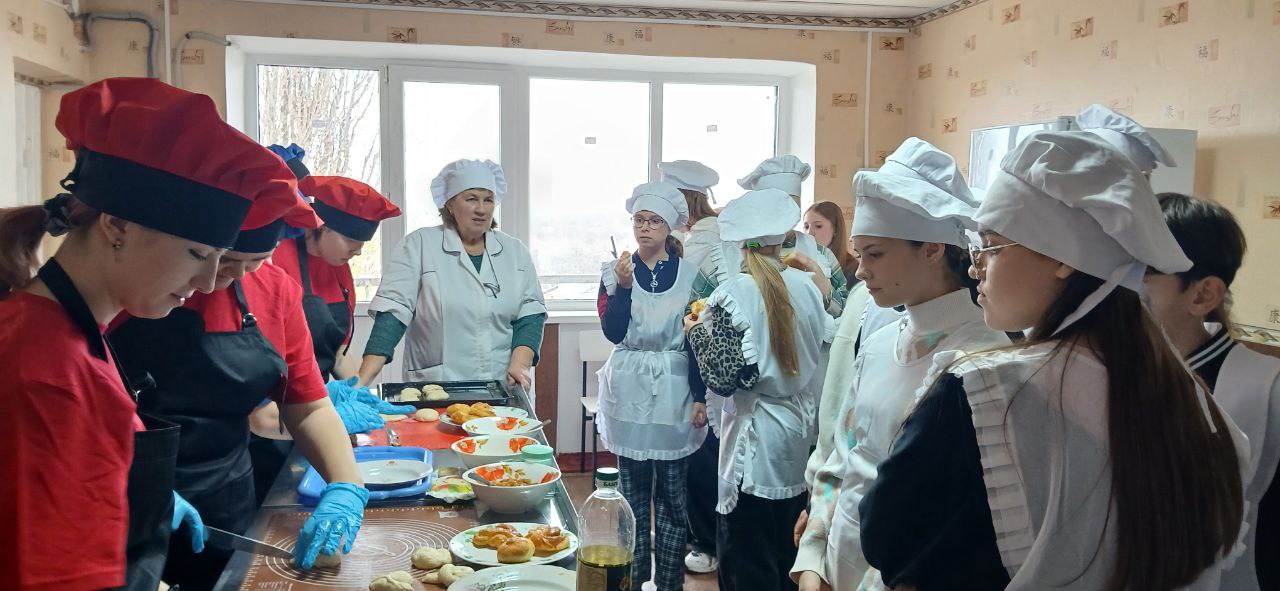 Путь к будущей профессии: юные гости в Ясиноватском многопрофильном техникуме Путь к будущей профессии: юные гости в Ясиноватском многопрофильном техникуме