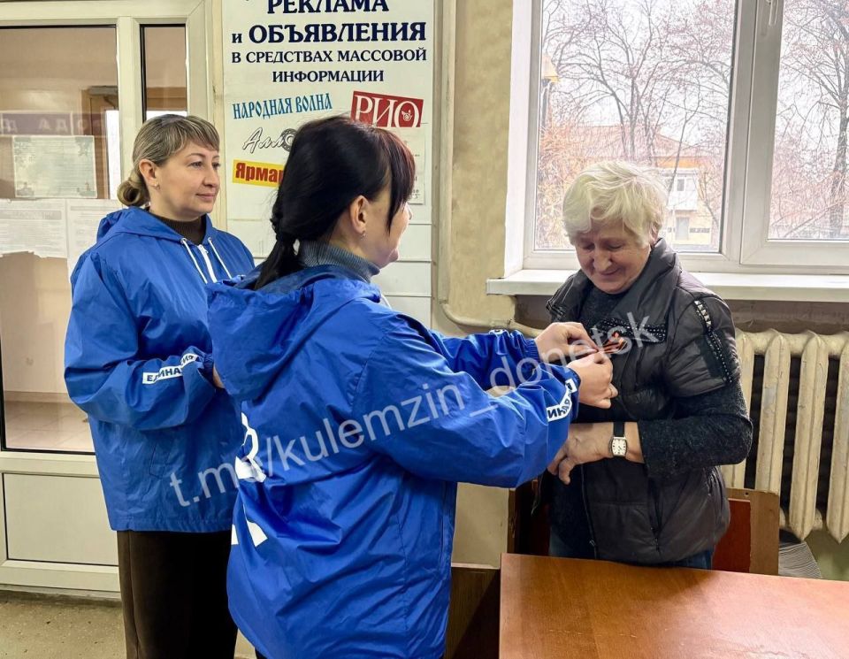 «День Георгиевской ленты». В преддверии Дня Георгиевской ленты в рамках проекта «Историческая память» партии «Единая Россия» активисты в Донецке раздавали георгиевские ленты «День Георгиевской ленты». В преддверии Дня Георгиевской ленты в рамках проекта «Историческая память» партии «Единая Россия» активисты в Донецке раздавали георгиевские ленты