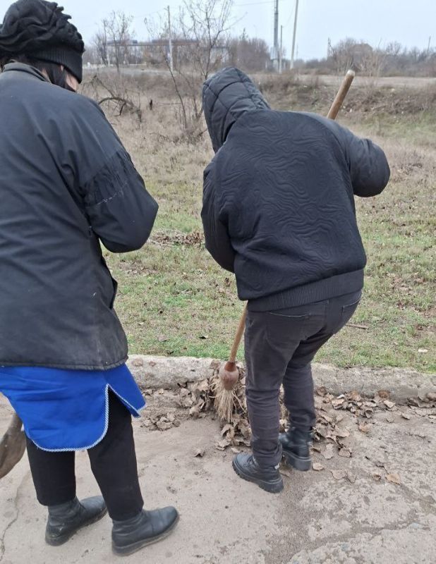 Сегодня в пгт Луганское прошел экологический субботник Сегодня в пгт Луганское прошел экологический субботник