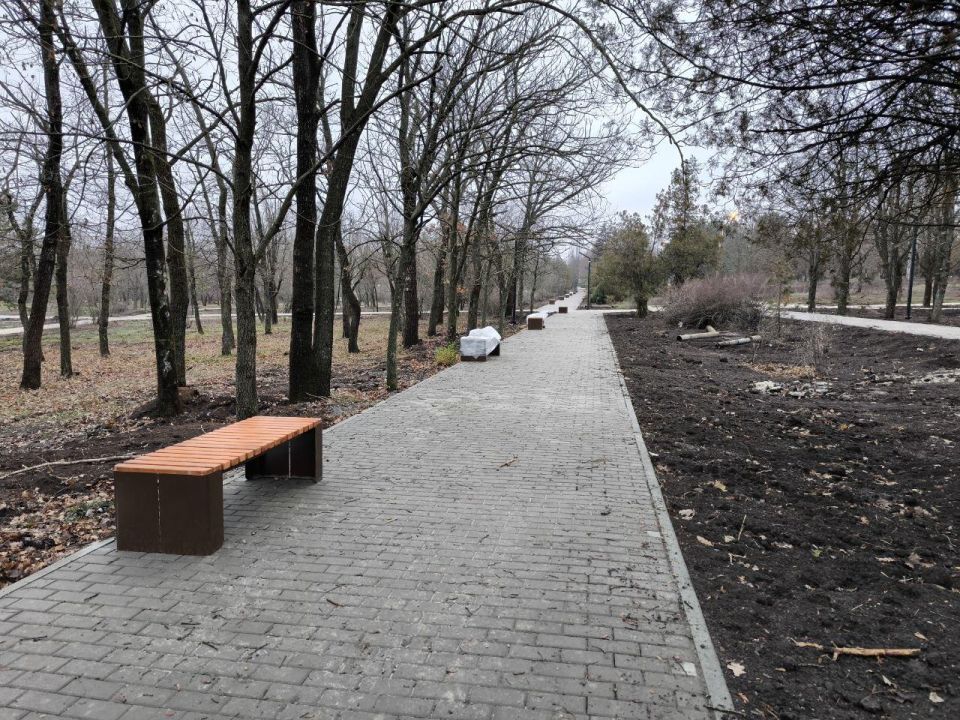 Якутия устанавливает качели в парке Докучаевска Якутия устанавливает качели в парке Докучаевска