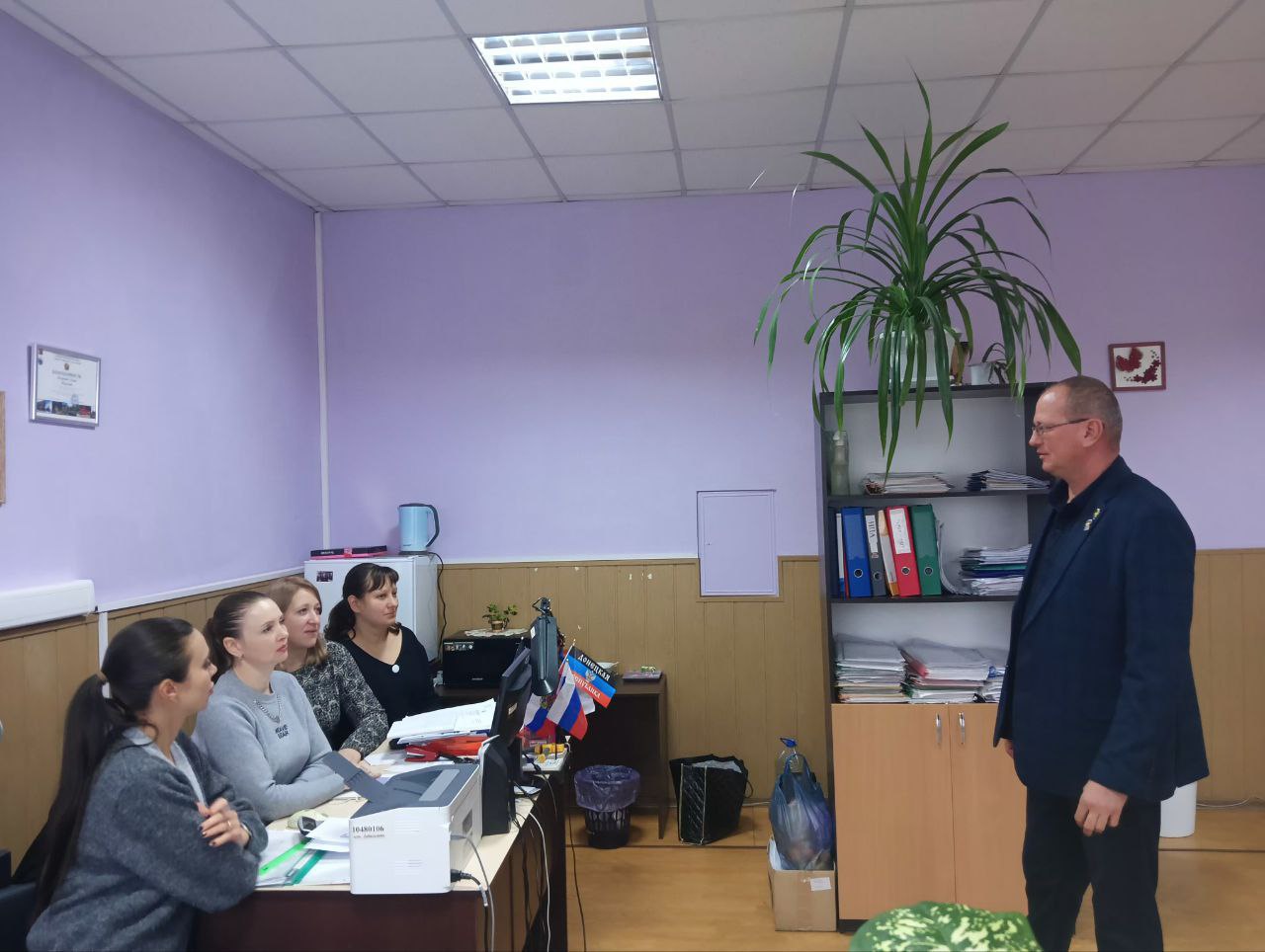 05 декабря 2025 года в Дебальцево депутат Дебальцевского городского совета от "Единой России" Андрей Ермолаев провел встречу с жителями и лично проверил работу котельной "Квартальная", обеспечивающей теплом множество... 05 декабря 2025 года в Дебальцево депутат Дебальцевского городского совета от "Единой России" Андрей Ермолаев провел встречу с жителями и лично проверил работу котельной "Квартальная", обеспечивающей теплом множество...