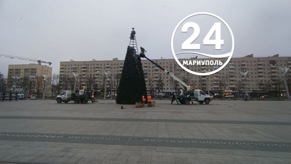 Продолжается подготовка города к Новогодним праздникам! Продолжается подготовка города к Новогодним праздникам!