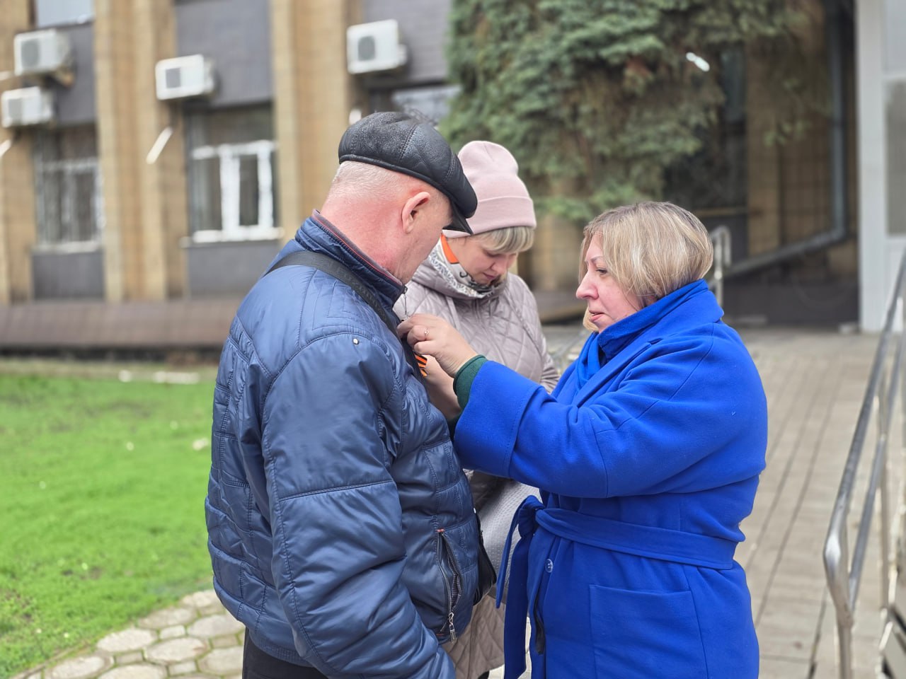 Иван Адамец: В преддверии Дня Георгиевской ленты, сотрудники Управы Куйбышевского района вышли на улицу, чтобы раздать жителям главный символ воинской доблести и памяти Иван Адамец: В преддверии Дня Георгиевской ленты, сотрудники Управы Куйбышевского района вышли на улицу, чтобы раздать жителям главный символ воинской доблести и памяти