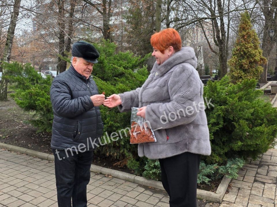 «День Георгиевской ленты». В преддверии Дня Георгиевской ленты в рамках проекта «Историческая память» партии «Единая Россия» активисты в Донецке раздавали георгиевские ленты «День Георгиевской ленты». В преддверии Дня Георгиевской ленты в рамках проекта «Историческая память» партии «Единая Россия» активисты в Донецке раздавали георгиевские ленты