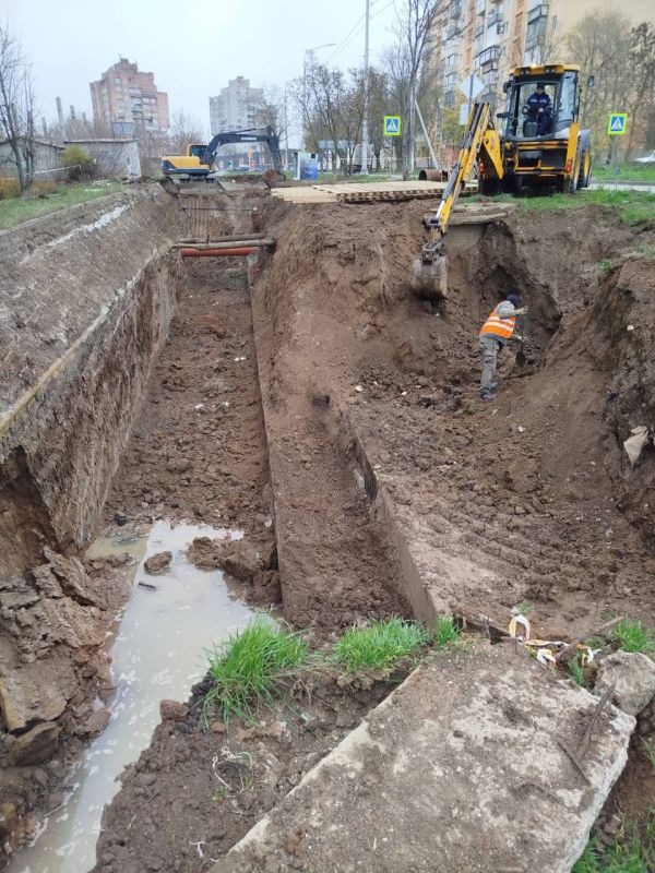 Специалисты из Санкт-Петербурга помогают решать проблемы с водоснабжением в Мариуполе Специалисты из Санкт-Петербурга помогают решать проблемы с водоснабжением в Мариуполе