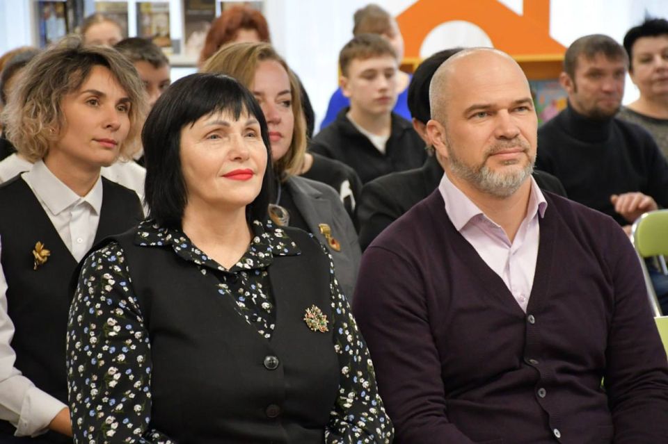 Волонтеры - это люди большой души, с бесконечным добром, целью которых, является не просто жить, а приносить пользу окружающим, ничего не ожидая взамен Волонтеры - это люди большой души, с бесконечным добром, целью которых, является не просто жить, а приносить пользу окружающим, ничего не ожидая взамен