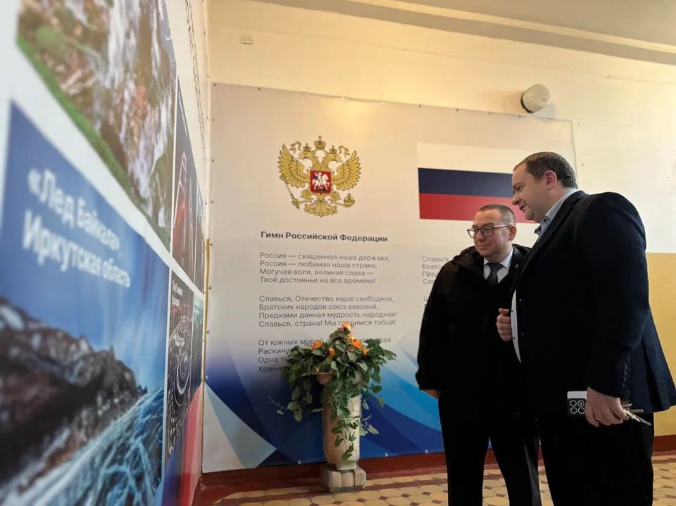 Заместитель Председателя Народного Совета ДНР Андрей Крамар посетил школу №11 в Макеевке по случаю Дня информатики