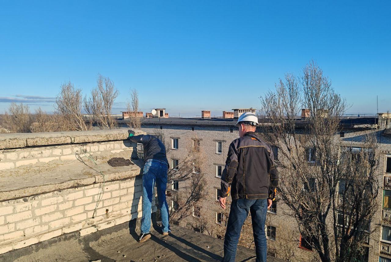 Рабочая бригада из Хабаровского края провела обследование дома в Дебальцево