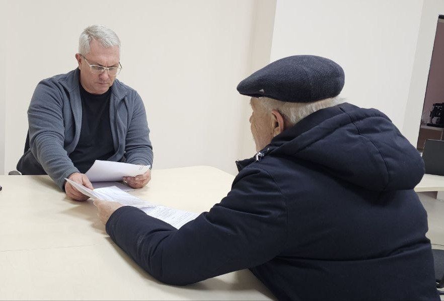 ПРИЕМЫ ГРАЖДАН. Депутаты Донецкого городского совета продолжают активную работу с избирателями, стараясь оперативно реагировать на актуальные проблемы, возникающие в жизни города ПРИЕМЫ ГРАЖДАН. Депутаты Донецкого городского совета продолжают активную работу с избирателями, стараясь оперативно реагировать на актуальные проблемы, возникающие в жизни города