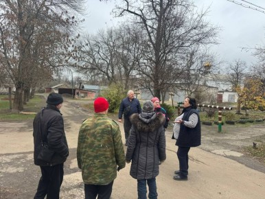 Людмила Морщ - начальник Комсомольского территориального управления Администрации Старобешевского муниципального округа провела сход граждан по улице Горького города Комсомольское