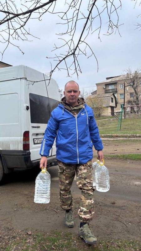 Депутаты Народного Совета доставили питьевую воду пожилым маломобильным жителям пгт Нижняя Крынка Макеевского муниципального округа Депутаты Народного Совета доставили питьевую воду пожилым маломобильным жителям пгт Нижняя Крынка Макеевского муниципального округа