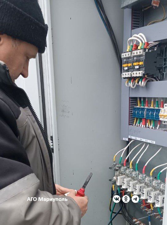 В Ильичевском районе Мариуполя энергетики проинспектировали шкафы управления освещением