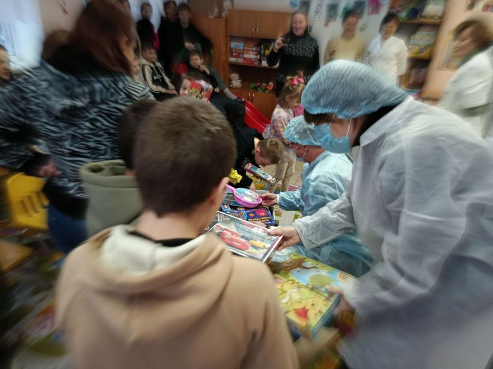 Сегодня, 5 декабря, в рамках благотворительной акции «Коробка храбрости» Всероссийской политической партии "Единая Россия", руководитель Управы Калининского внутригородского района Администрации г.о. Донецк Елена Синецкая... Сегодня, 5 декабря, в рамках благотворительной акции «Коробка храбрости» Всероссийской политической партии "Единая Россия", руководитель Управы Калининского внутригородского района Администрации г.о. Донецк Елена Синецкая...