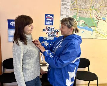 В преддверии Дня Георгиевской ленты активисты партии "Единая Россия" провели акцию по раздаче лент