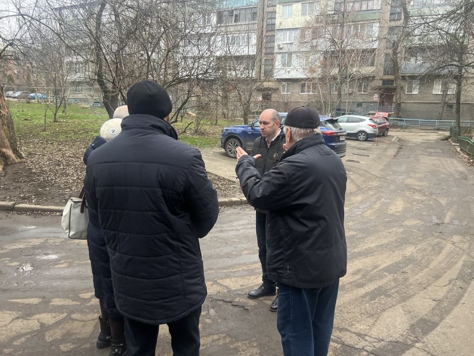 Продолжаются сходы с жителями Ленинского района города Донецка Продолжаются сходы с жителями Ленинского района города Донецка
