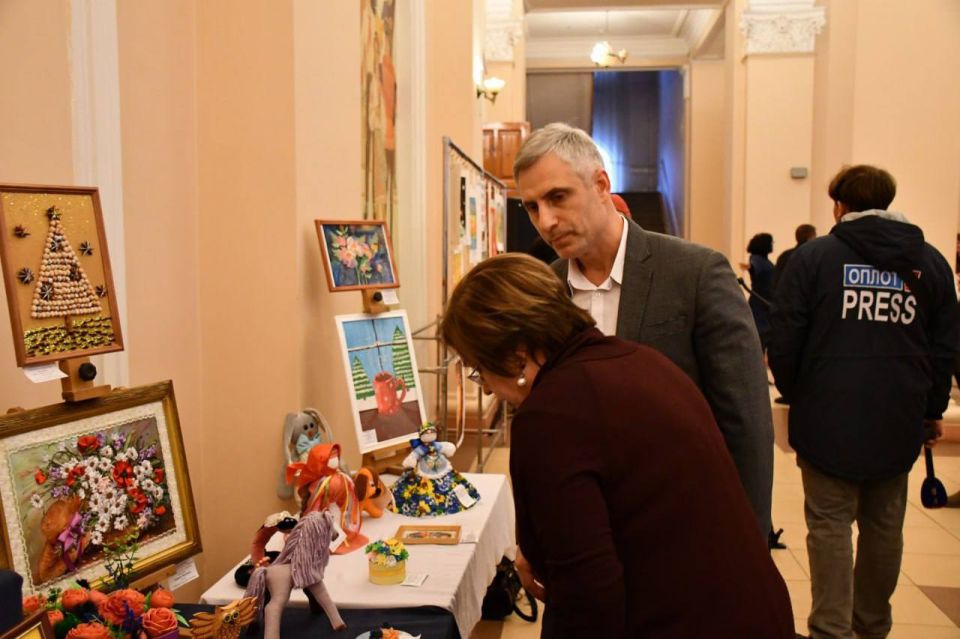 Лариса Толстыкина: В Донецком республиканском дворце детского и юношеского творчества подвели итоги творческих конкурсов для детей-сирот и детей, оставшихся без попечения родителей Лариса Толстыкина: В Донецком республиканском дворце детского и юношеского творчества подвели итоги творческих конкурсов для детей-сирот и детей, оставшихся без попечения родителей