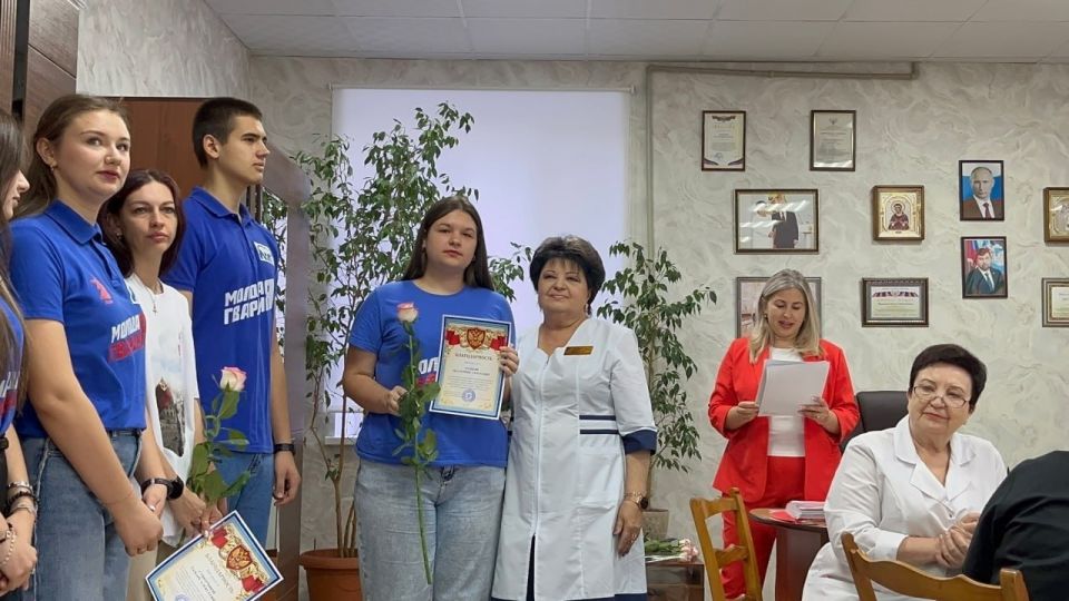 В Горловке отметили наградами молодёжь за добровольную помощь обществу