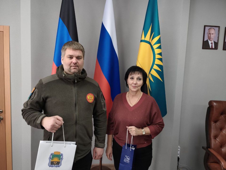 Валентина Харлашка: В рамках гуманитарной миссии в Донецкую Народную Республику приехал мой коллега председатель Думы города Сургута Александр Олейников Валентина Харлашка: В рамках гуманитарной миссии в Донецкую Народную Республику приехал мой коллега председатель Думы города Сургута Александр Олейников
