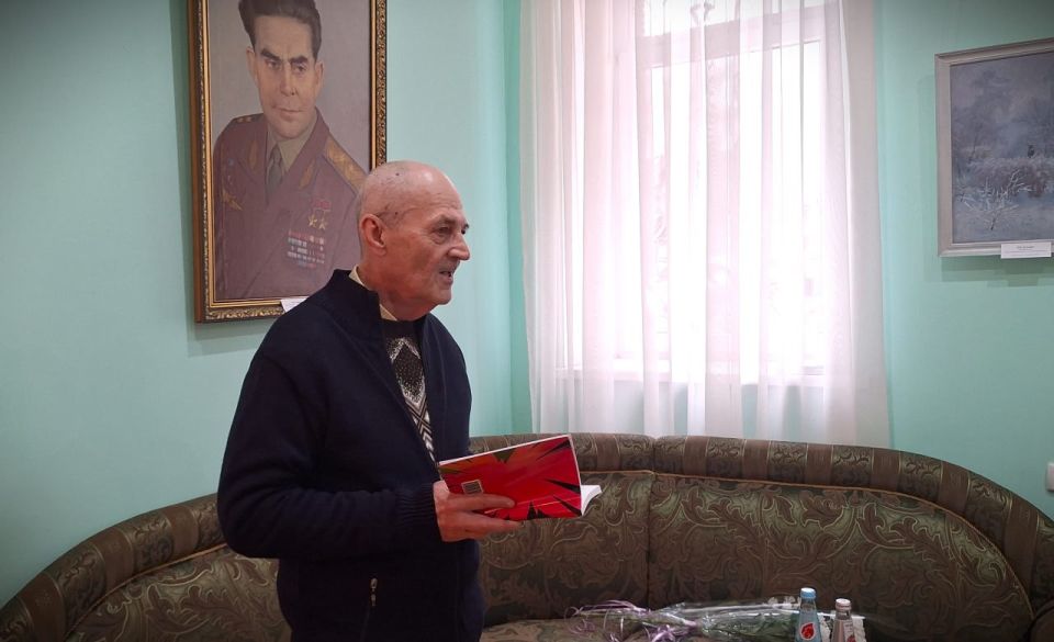 Презентация книги. В прошлом году Александр Евгеньевич Купцов на собственные средства издал и презентовал в музее космонавта Георгия Берегового свои первые три издания: «Страницы истории Юнокоммунаровска», «А. И. Куприн в... Презентация книги. В прошлом году Александр Евгеньевич Купцов на собственные средства издал и презентовал в музее космонавта Георгия Берегового свои первые три издания: «Страницы истории Юнокоммунаровска», «А. И. Куприн в...